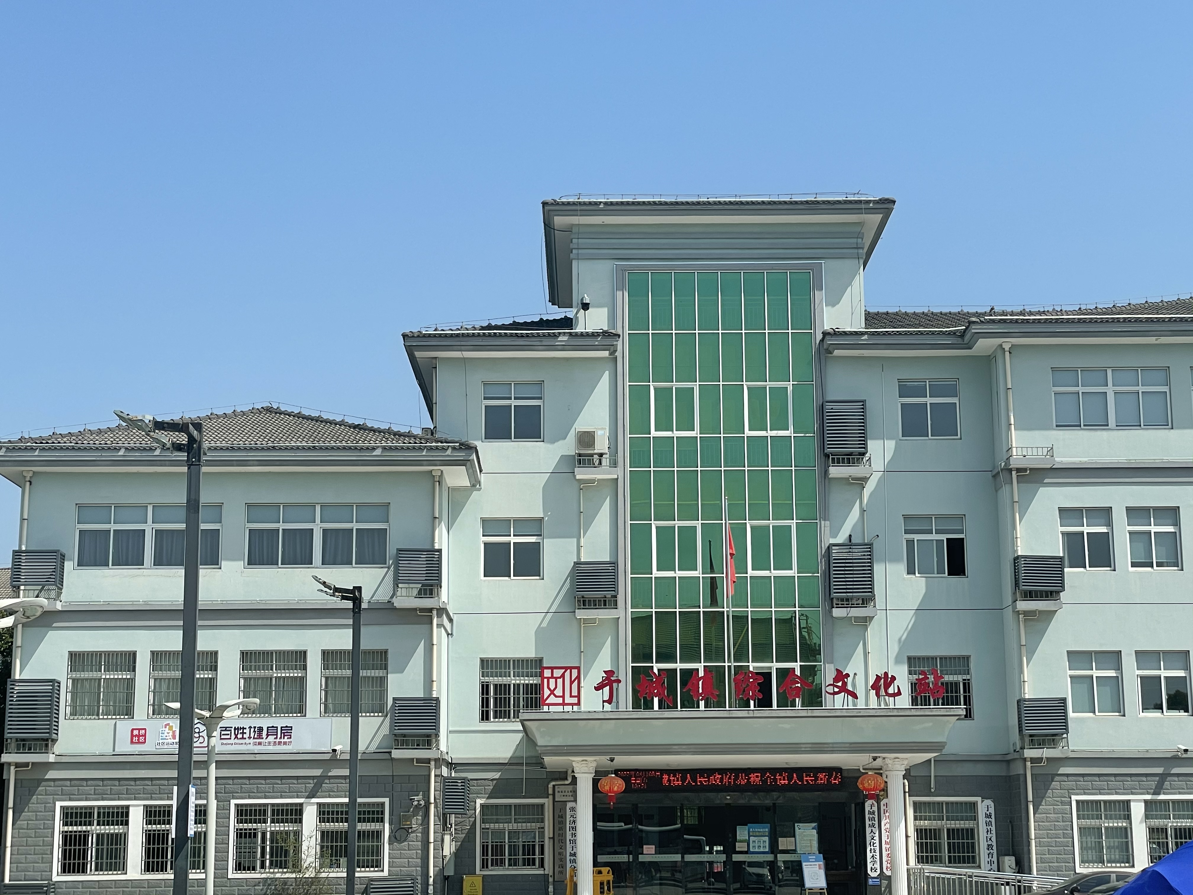 永乐高ylg888888正能量：职工抢修献血车，好人好事成风景！