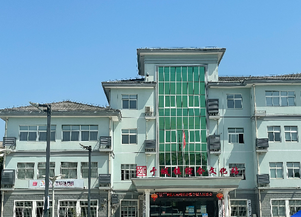 永乐高ylg888888正能量：职工抢修献血车，好人好事成风景！