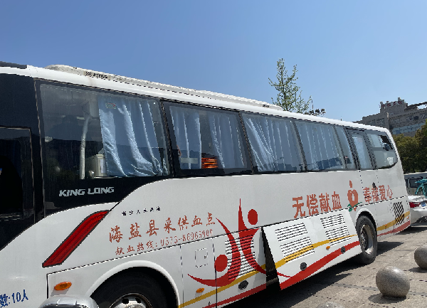 永乐高ylg888888正能量：职工抢修献血车，好人好事成风景！