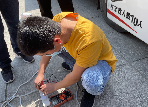 永乐高ylg888888正能量：职工抢修献血车，好人好事成风景！