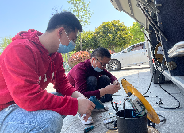 永乐高ylg888888正能量：职工抢修献血车，好人好事成风景！