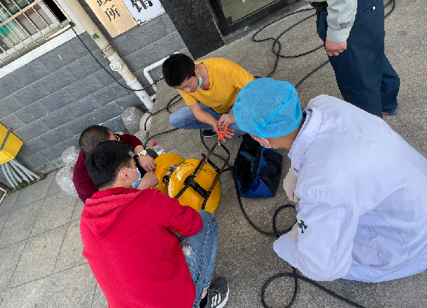 永乐高ylg888888正能量：职工抢修献血车，好人好事成风景！